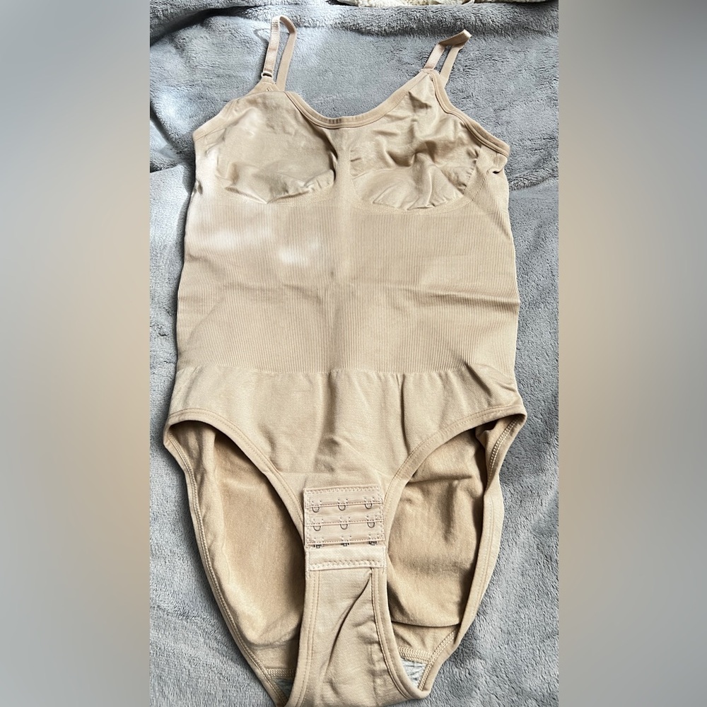 Hey shape NWOT Beige Shapewear Bodysuit MEDIUM